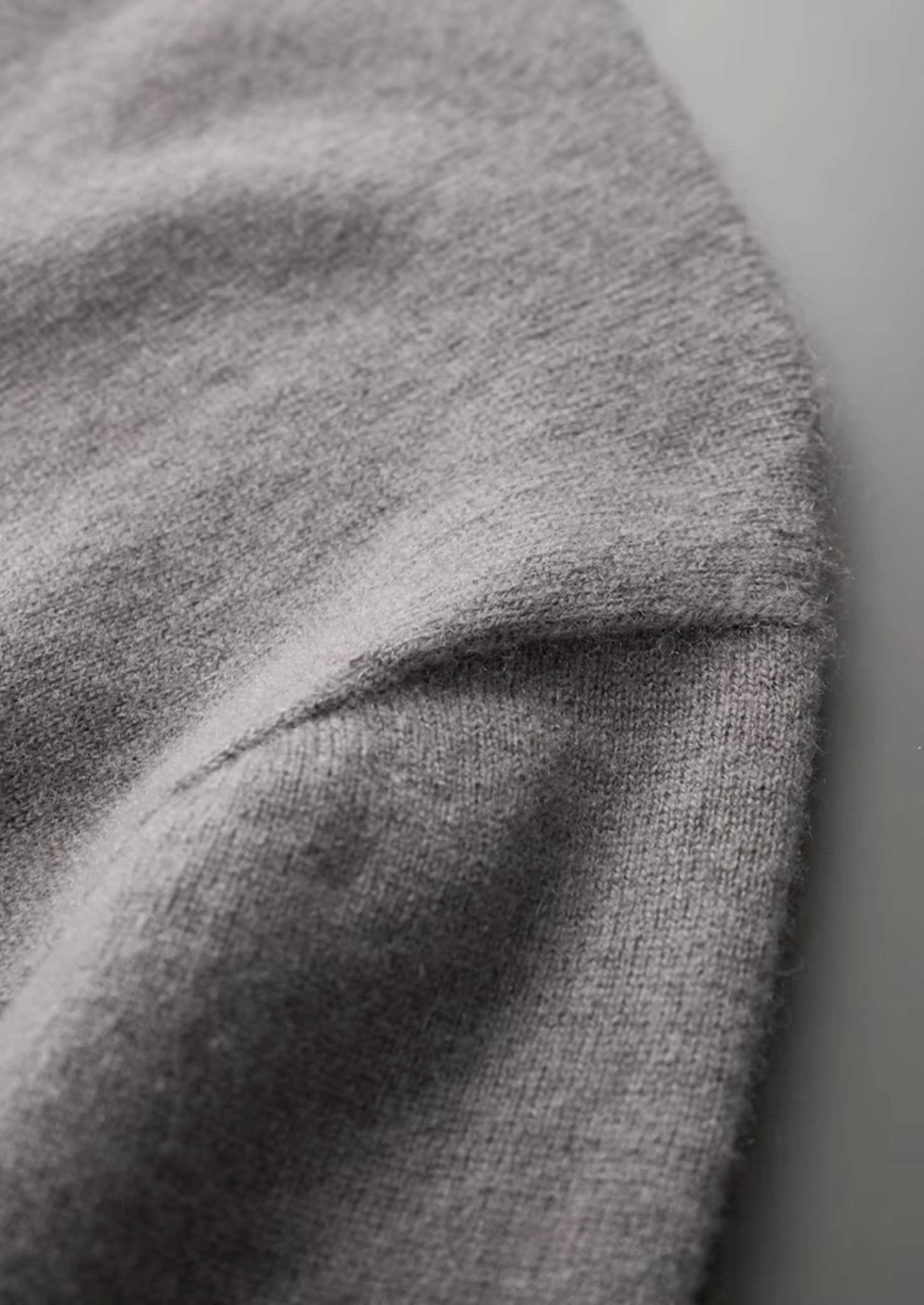 PREMIUM KASJMIER T-SHIRT MET MOCK-HALS