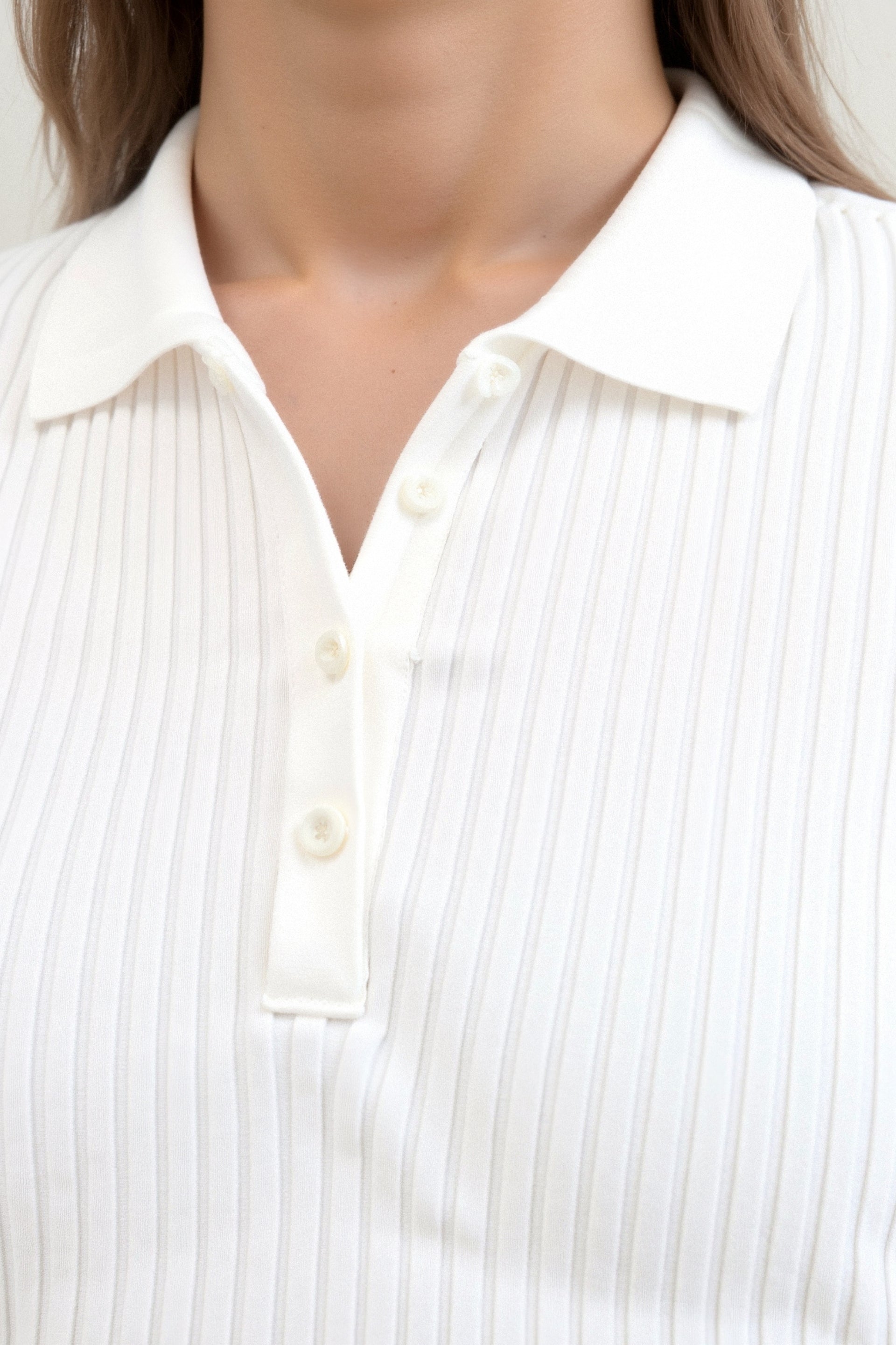 Old Money Premium T-shirt met V-hals, korte mouwen en knoopsluiting