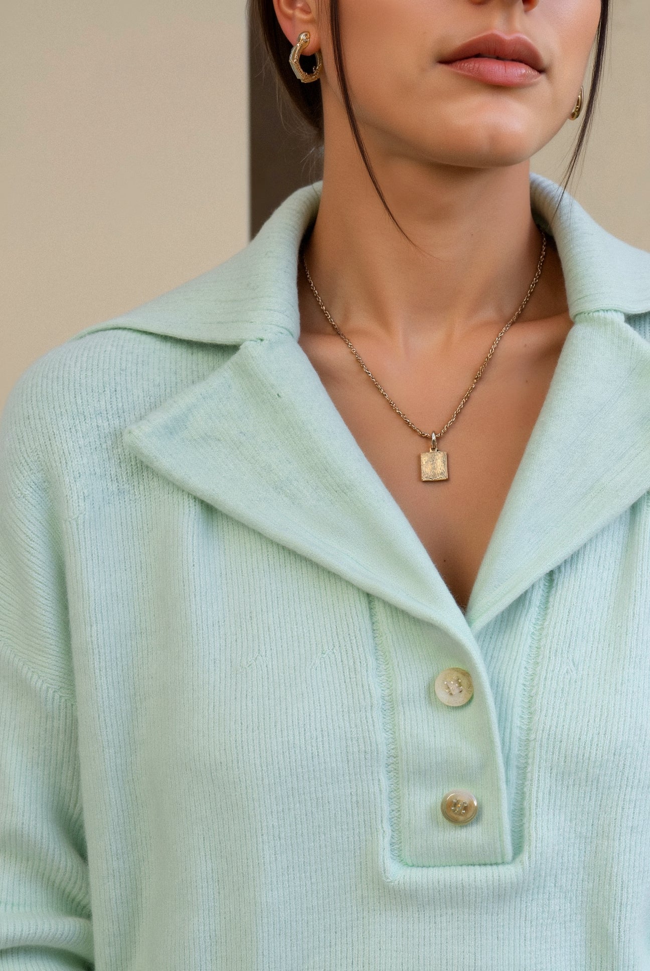 Chique elegante gebreide trui met grote kraag en knoopdetail