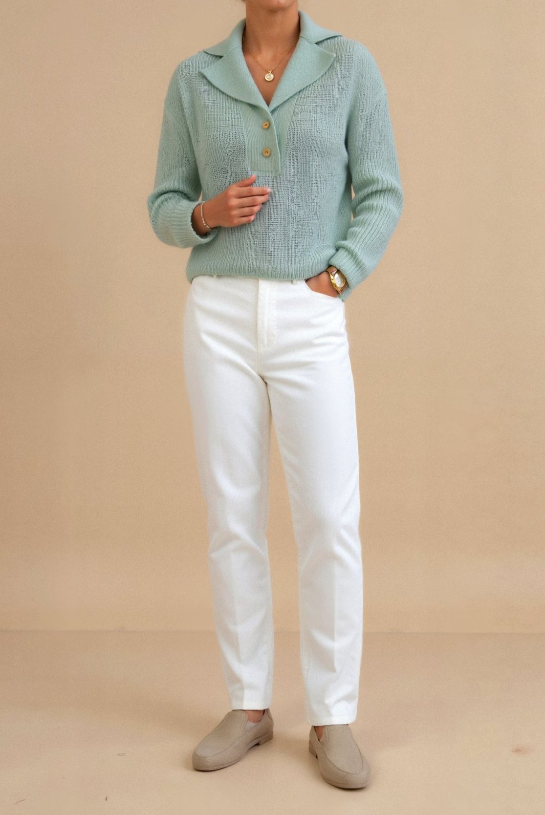 Chique elegante gebreide trui met grote kraag en knoopdetail