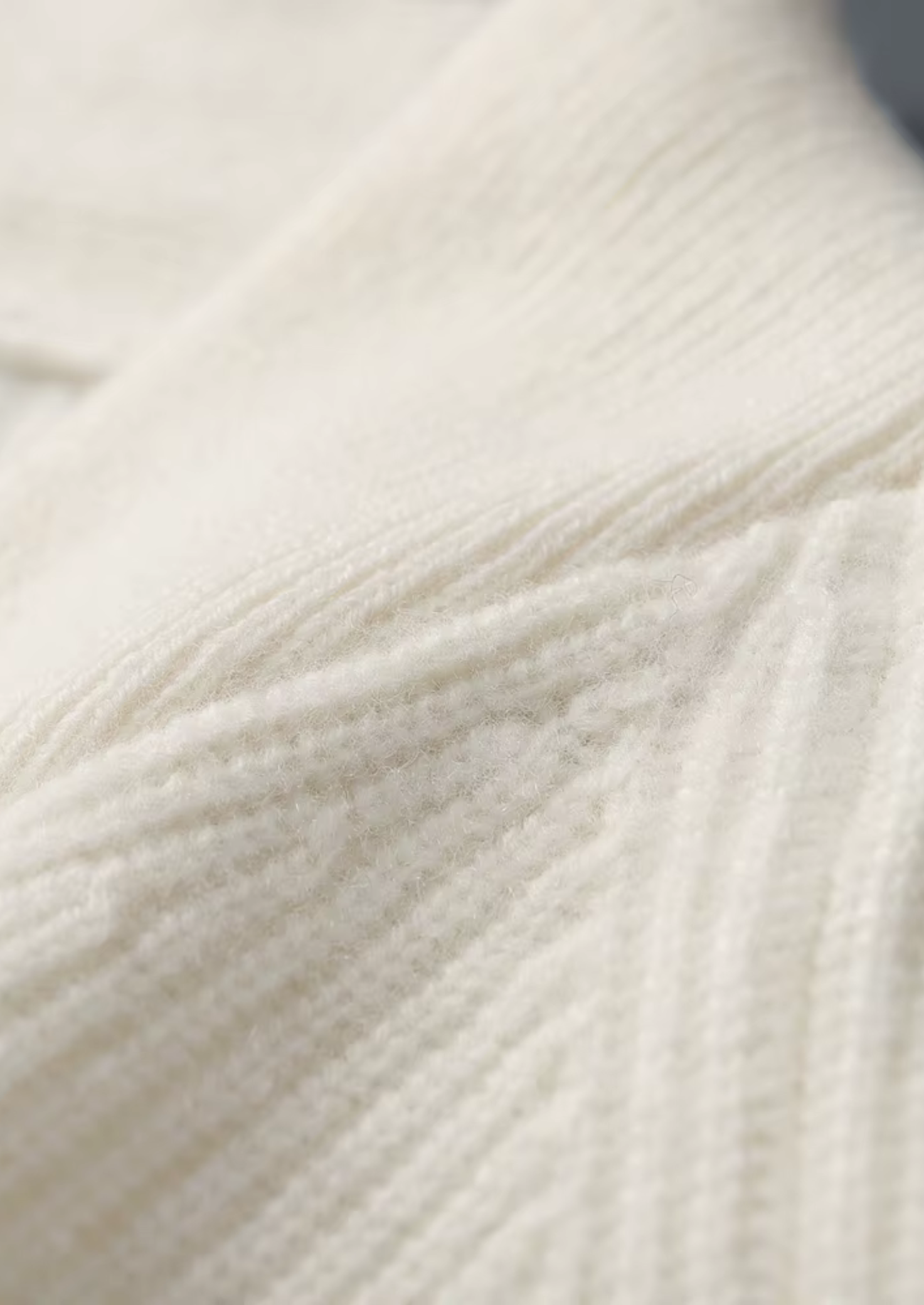 PREMIUM CASHMERE RIBBED V-NECK SWEATER