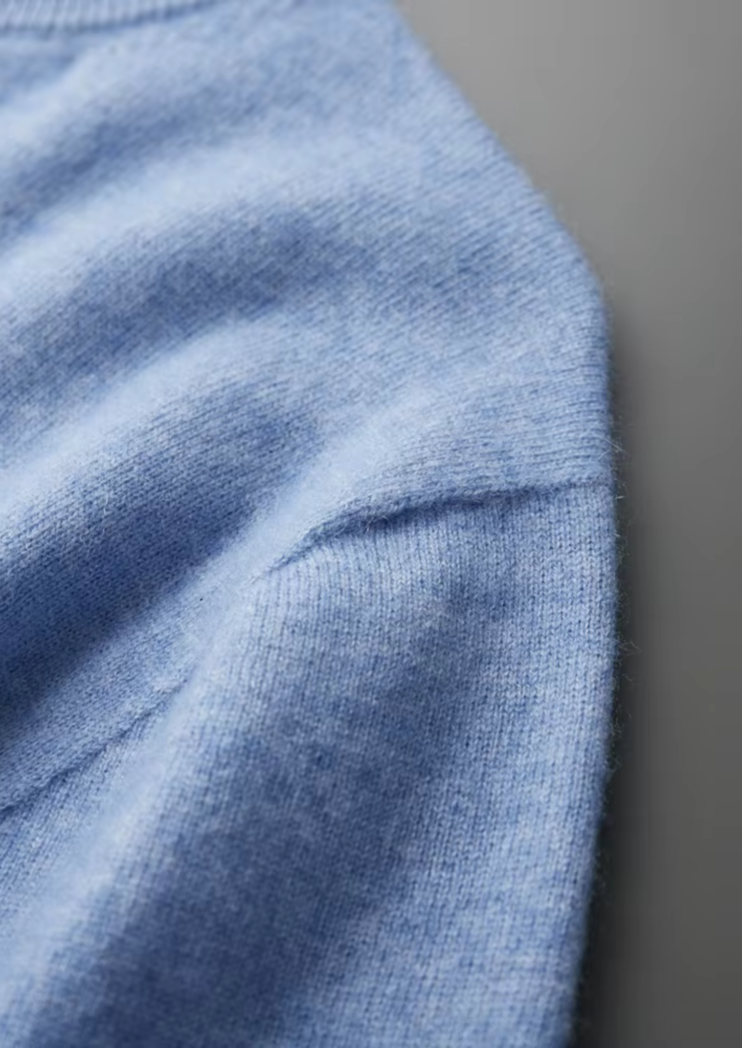 PREMIUM KASJMIER T-SHIRT MET MOCK-HALS 