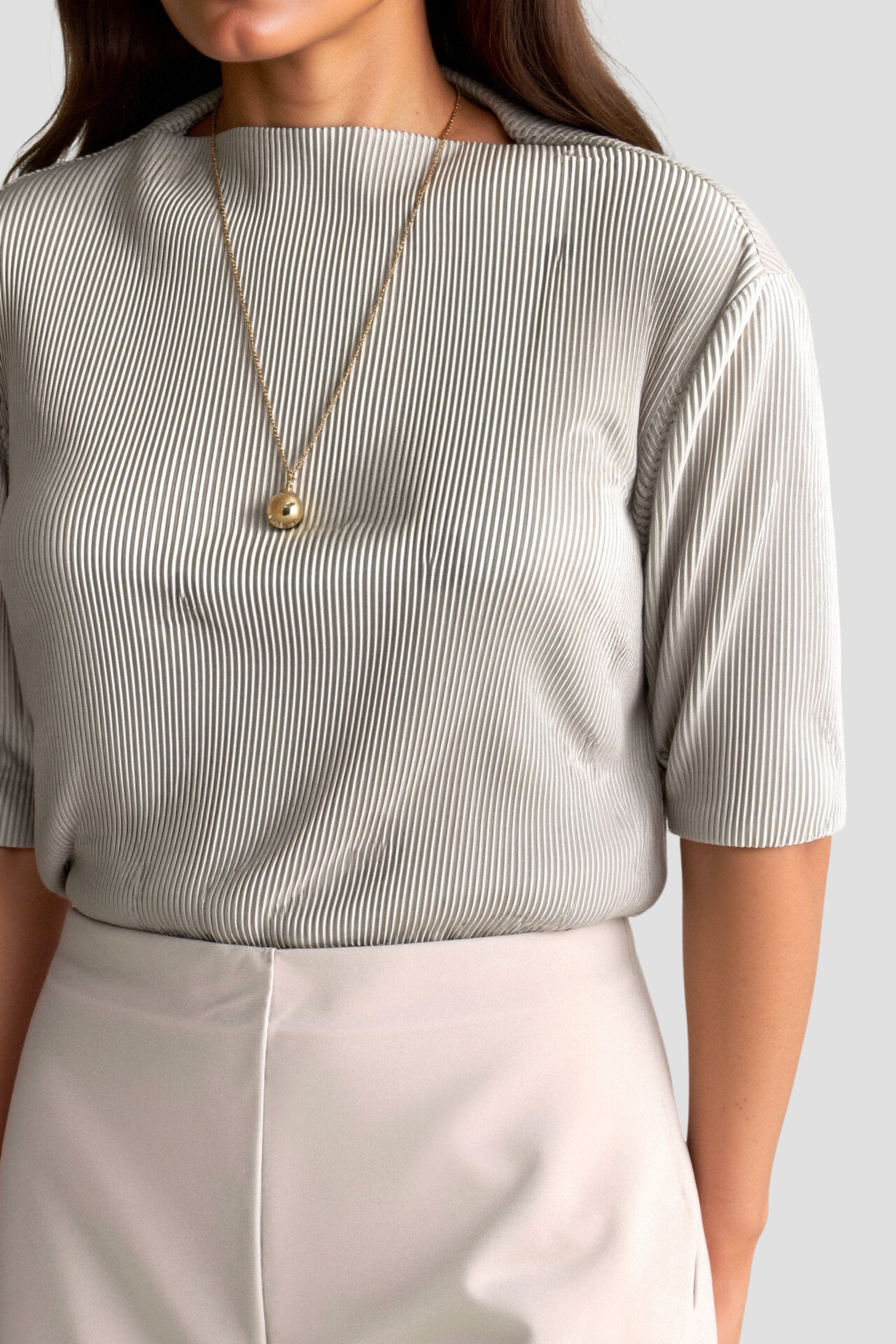 Elegante damesblouse met boothals en textuur van Old Money met halve mouwen 